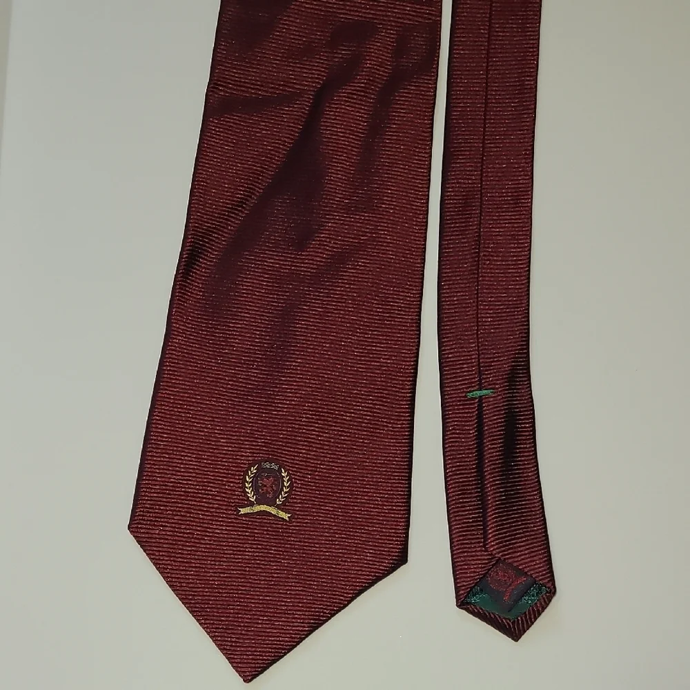 Vtg Tommy Hilfiger Italian Silk Burgundy Crest‎ Tie